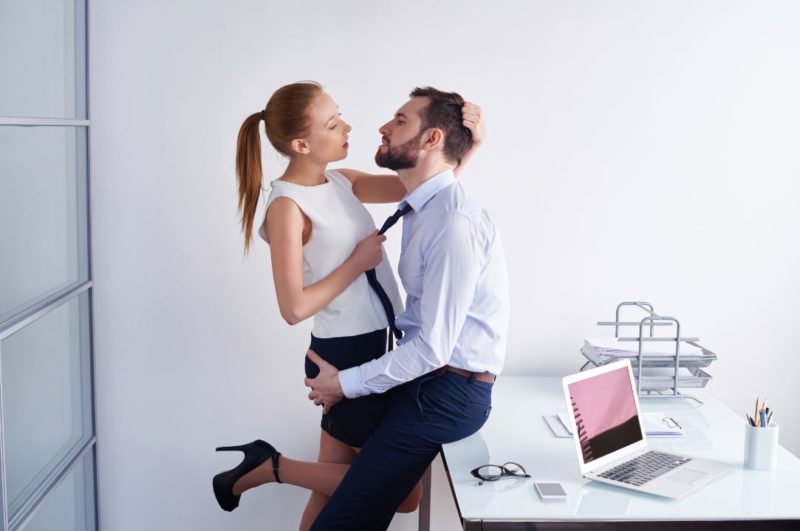Почему на работе часто возникают интимные отношения