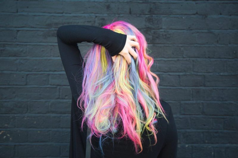 яркий цвет волос