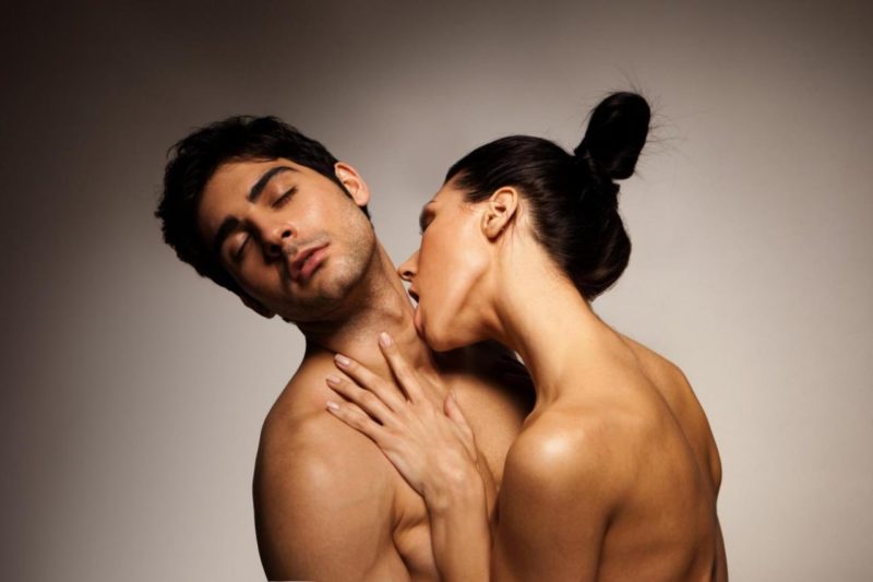 женщина целует мужчину в шею
