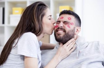 женщина целует мужчину